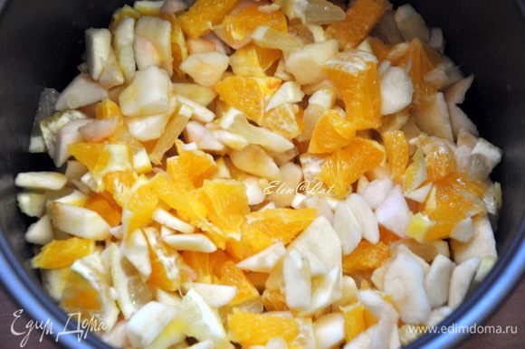 Яблоки очистить, апельсины и лимон очистить от кожуры и нарезать кубиками