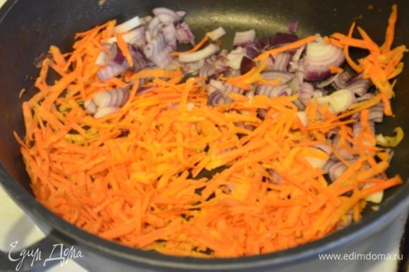 Пока тесто стоит делаем фарш: обжарить на растительном масле лук с морковкой. Лук при этом надо как можно мельче нарубить, а морковь натереть на крупной терке.
