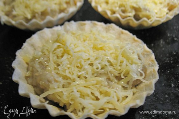 Раскладываем баклажаны под грибы по тарталеткам, сверху посыпаем сыром и отправляем в духовку на 2-3 минуты пока сыр не расплавиться.