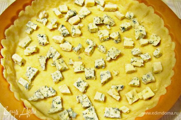 Голубой сыр Дор Блю нарезаем кубиками или просто крошим.Распределяем по тесту. Сверху выкладываем яично-сырную массу.