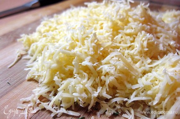 Сыр натереть на мелкой терке и смешать с баклажановой массой, добавить майонез или сметану, посолить и поперчить по вкусу и тщательно перемешать.