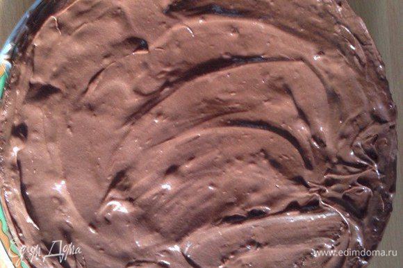 Накрываем вторым бисквитным коржом, на который наносим шоколадно-сливочный слой.