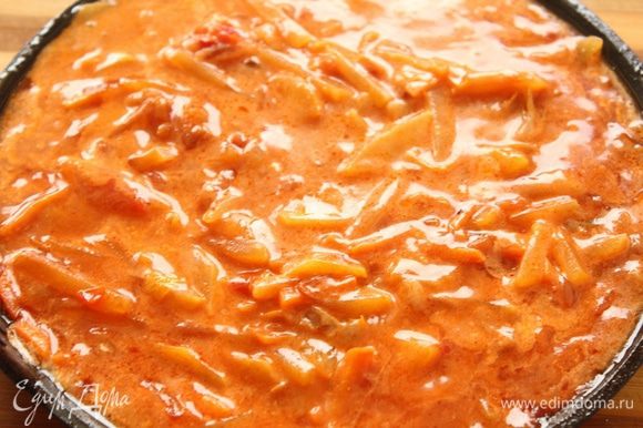 Пока баклажаны готовятся в мультиварке, приготовим овощи для "подушки": морковь, лук измельчить,обжарить, затем добавить кабачок, томатный соус, сметаны и немого воды. Потушить до готовности. Добавить соль, перец.