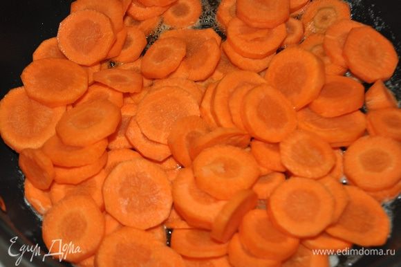 Морковь вымыть и очистить от кожуры,нарезать не большими кружочками.