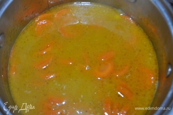 В готовую морковь добавить сливки, ананасы, лимонный сок и при помощи ручного блендера пюрировать до кремообразной консистенции. Орехи порубить ножом.