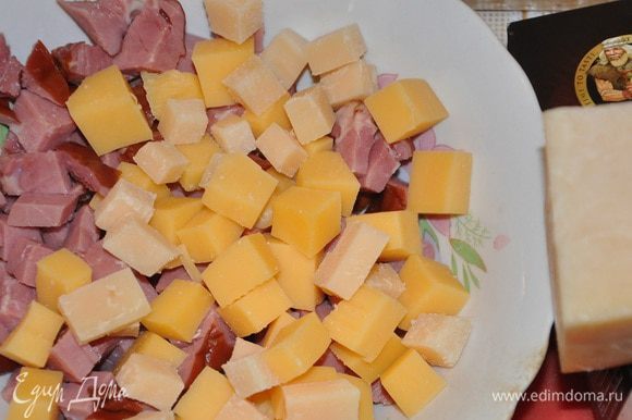 Мясо и сыр нарезать, разложить на корже.