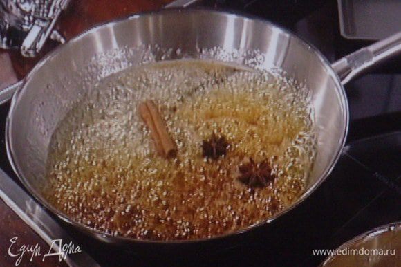 Снять цедру с апельсина, выжать сок. Растопить коричневый сахар на сковороде и слегка его закарамелизировать. Добавить корицу, анис и цедру апельсина.