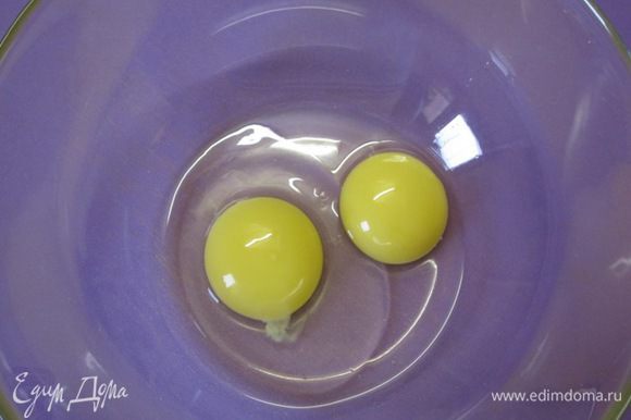 Взбить яйцо с желтком.