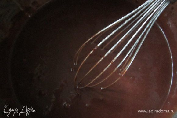 Сначала курагу нужно залить кипятком на 15 минут. Замесить тесто из указанных ингредиентов для шоколадных блинчиков. Для этого просеять муку с какао, постепенно добавить яйца с сахаром, растительное масло и молоко. Колличество молока может быть другим, чем указано.