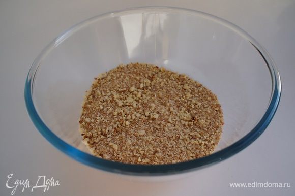 Готовим песочно-ореховую основу для чизкейка. Миндаль измельчить блендером и смешать его с тростниковым сахаром.