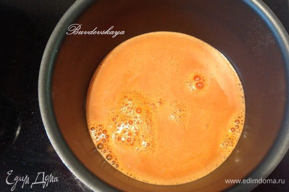 Морковный сок налить в сотейник, поставить на плиту и довести до кипения на среднем огне.