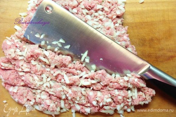 Луковицу вымыть, очистить и нарезать мелко-мелко. Соединить мясо и лук, выложить на разделочную доску и порубить их вместе большим ножом. Посолить, поперчить, добавить листики тимьяна.