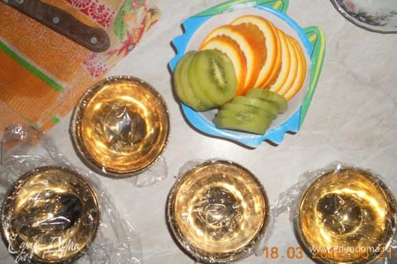 Нарезать фрукты кружочками, взять маленькие чашечки сложить туда по форме корзинки, растопить сахар а полить каждую, убрать на 20 мин. в морозилку.