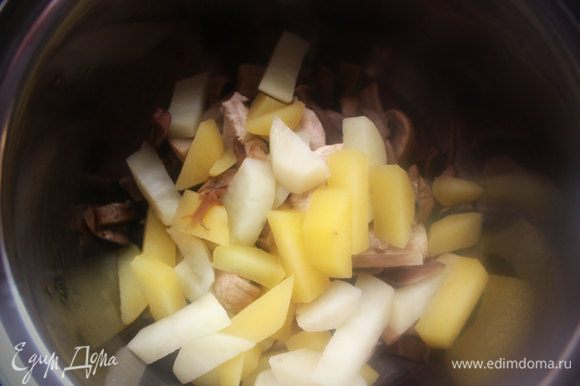 Слить (но не выливать) бульон, так чтобы грудка, картофель и грибы остались в кастрюле.