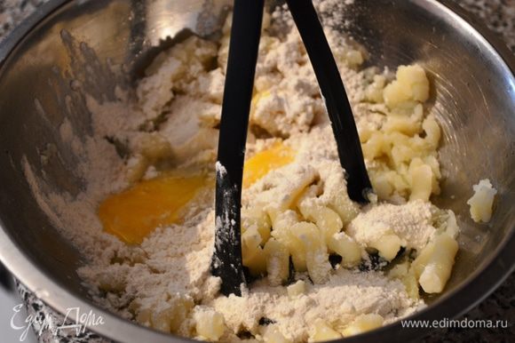 В картофельное пюре добавить соль, муку и яйцо, размешать, должно получится густое тесто, но такое чтобы его можно было брать ложкой