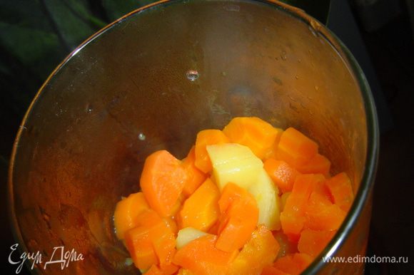 После этого удаляем лавровый лист, а картофель с морковью измельчаем до состояния пюре с помощью блендера.