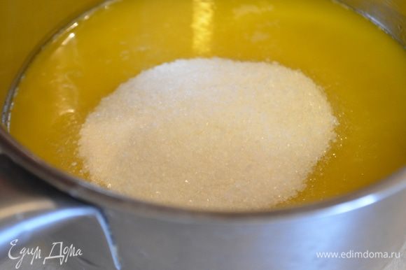 Сливочное масло растопить добавить в масло сахар и соль и перемешать, так чтобы они растворились.