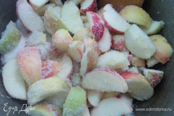 Яблоки порезать и пересыпать сахаром, оставить на 2 часа,пока не выделится сок.