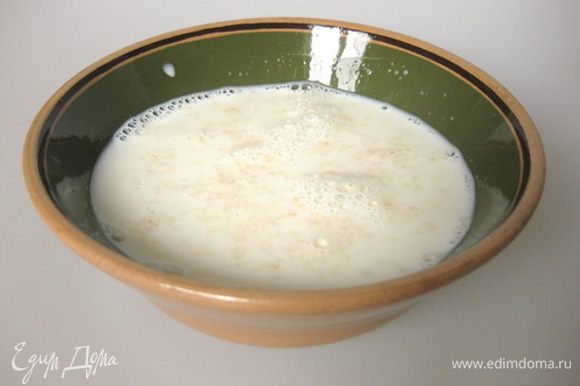 В молоко всыпать желатин и оставить минут на 5-10 для набухания.