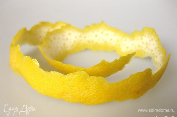 С лимона срезать цедру, желательно одной полоской, чтобы потом было легче удалять ее из сливок.