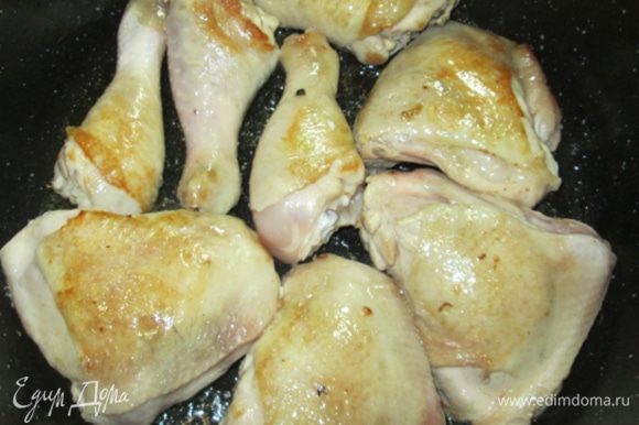 Куски курицы вымыть и обсушить. Обжарить в сотейнике на оливковом масле с каждой стороны.