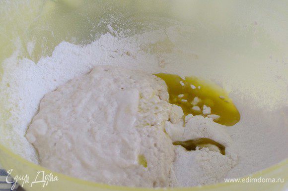 Приготовить тесто. Просеять в миску муку, добавить воду, соль, сахар, оливковое масло и дрожжи. Замесить мягкое тесто.