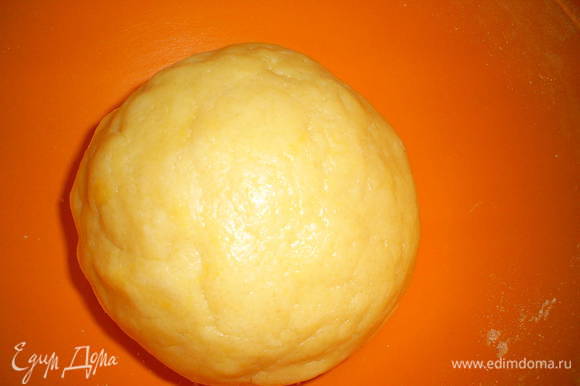 Добавить к полученной крошке яйцо и желток и замесить тесто. Долго не месить. Собрать тесто в шар, завернуть в пищевую пленку и положить в холодильник на 30 минут.
