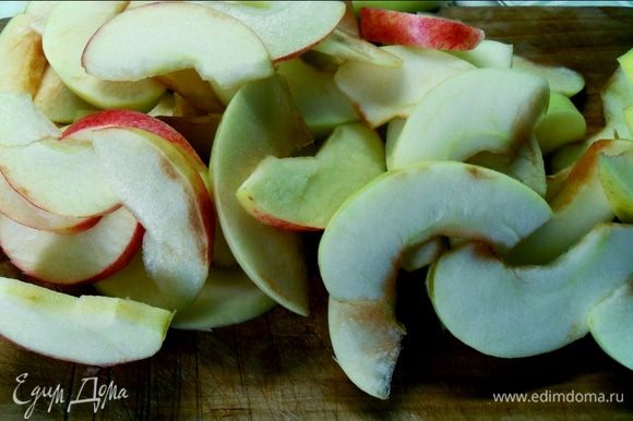 Яблоки очищаем от сердцевины. И разрезаем. (Резать можно по разному). Для тех кто любит корицу, яблоки перед тем как выкладывать в форму, посыпать и перемешать с корицей