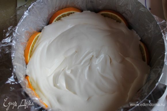 Теперь берем нашу форму с апельсинами, выкладываем половину нашего крема.