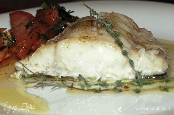 Рыбу и салат выложить на тарелку, полить рыбу соусом. Украсить базиликом или веточками тимьяна.