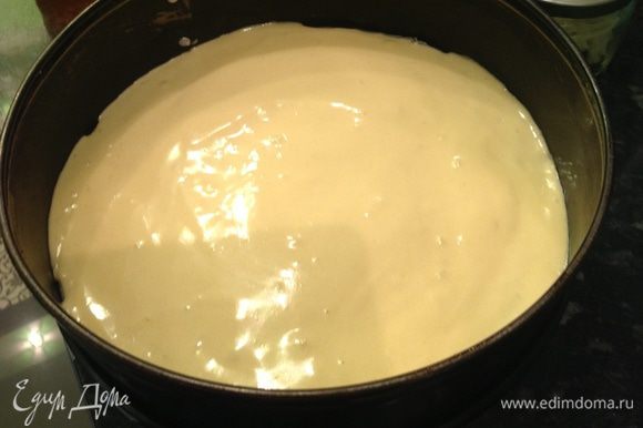 Яйца взбить с сахаром до получения пышной белой массы, добавить муку и соль, аккуратными движениями перемешать тесто металлической ложкой. Вылить массу в подготовленную форму и выпекать 30 минут. Достать из духовки, оставить готовый бисквит в форме на 5 минут и после охладить в течении 1 часа.