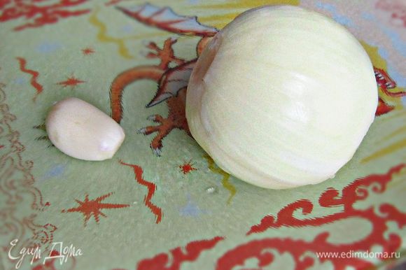Луковицу и чеснок очень мелко порезать или измельчить в мясорубке.