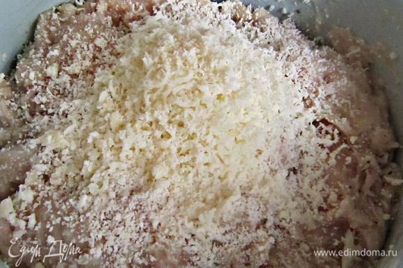 К куриному фаршу добавить измельчённый лук, чеснок, взбитые белки, сыр Джюгас, приправить солью, перцем и хорошо вымесить.