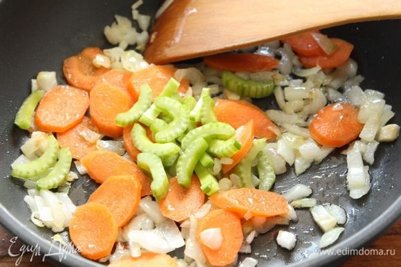 Добавить морковь и сельдерей. Все хорошо перемешать и тушить примерно 10 мин, иногда помешивать.