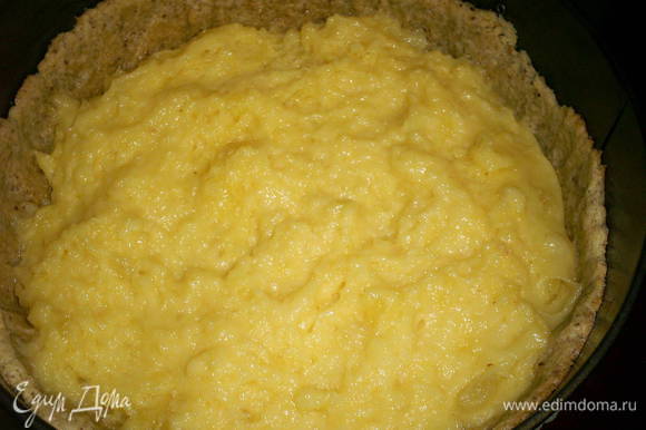 Готовый крем выливаем на песочное тесто и отправляем лимонный пирог на 5 минут в разогретую до 150 градусов духовку.