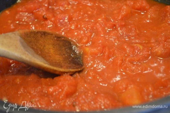 В это ароматное масло добавляем томаты в собственном соку и тушим примерно 15 минут на среднем огне. Они должны загустеть.
