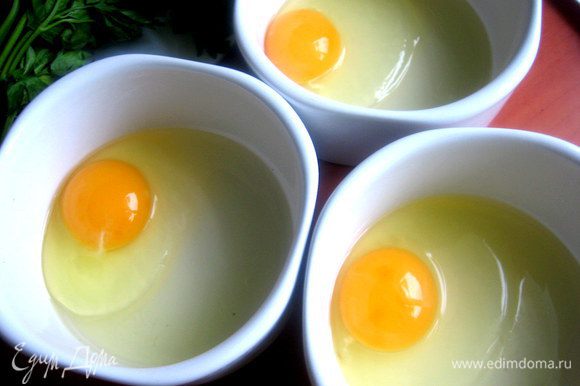 Формочки диаметром 11 см хорошо смазываем любым маслом и вбиваем в каждую по яйцу.