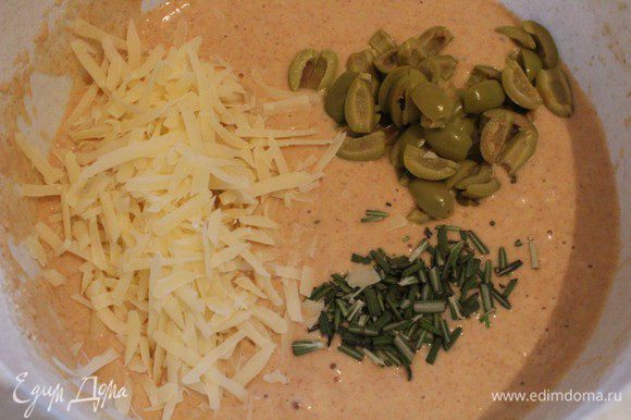 Добавить сыр (часть сыра оставить для посыпания), нарезанные кусочками оливки и рубленный розмарин. Перемешать.