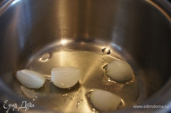 Тем временем - ризотто. В толстостенной кастрюльке разогреть оливковое масло, луковицу разрезать на 4 части и быстро обжарить до мягкости.
