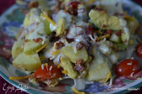 Листья салата Айсберг нарвать крупно, затем на них выложить фрукты с помидорами. Посыпать беконом, сыром, пеканом. Полить заправкой. Приятного аппетита!
