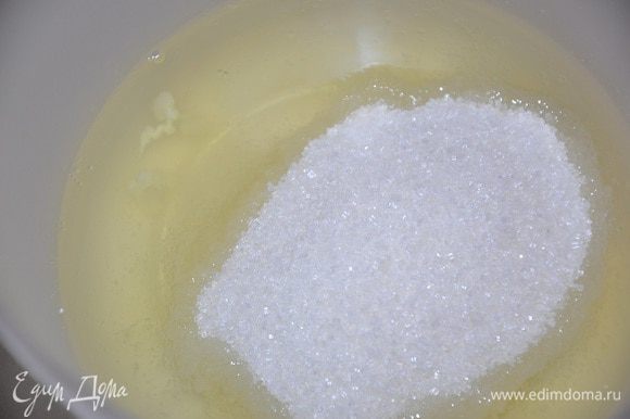 Белки взбить с щепоткой соли и сахаром в пену. Подмешать желтки, ванильный сахар.