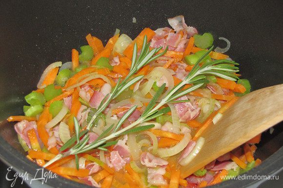 Добавить морковь, сельдерей и травы, влить куриный бульон или воду и готовить 10 минут. Снять овощи с огня.