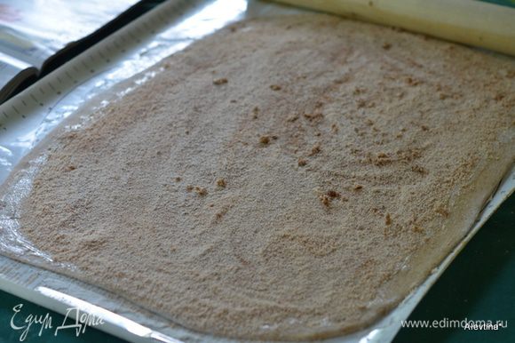 Готовое тесто выложить на поверхность с мукой. Раскатать прямоугольной формой. Поверх смазать обильно сливочным маслом комнатной тем-ры. Выложить поверх сахар с корицей.