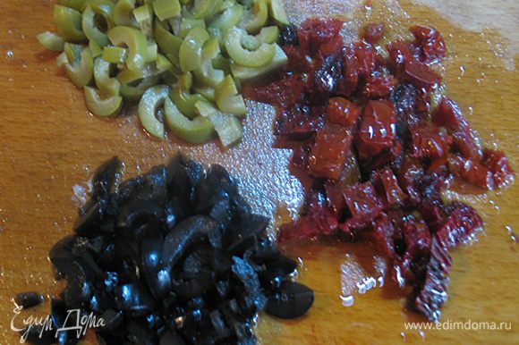 Порезать маслины, оливки и вяленые помидоры.