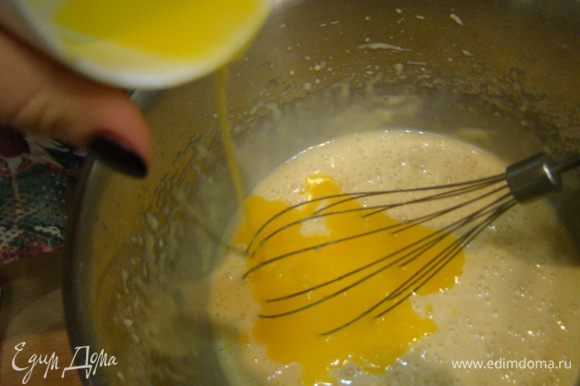 Масло растопить, добавить в тесто.