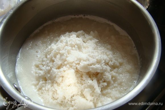 Молоко (200) и сахар ставим на огонь, когда сахар раствориться - добавляем кокосовую стружку.
