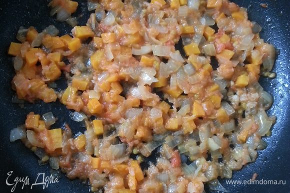 На небольшом количестве рафинированного масла слегка обжариваем лук и морковь, добавляем натертую помидорку (или 1 ст.л. томатной пасты) и раздавленный чеснок, тушим 3 минуты и отставляем.