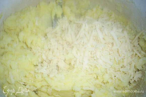 Затем добавить натертый на крупную терку сыр и тщательно перемешать, посолить по вкусу.