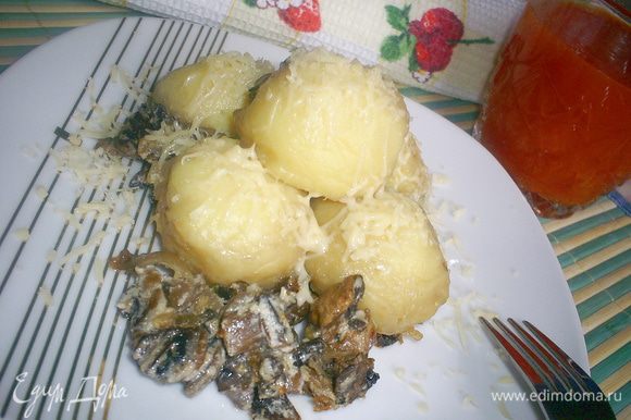 Готовые ньокки выкладываем на тарелку, рядом кладем грибы с луком. По желанию посыпаем тертым сыром. Приятного аппетита!!!