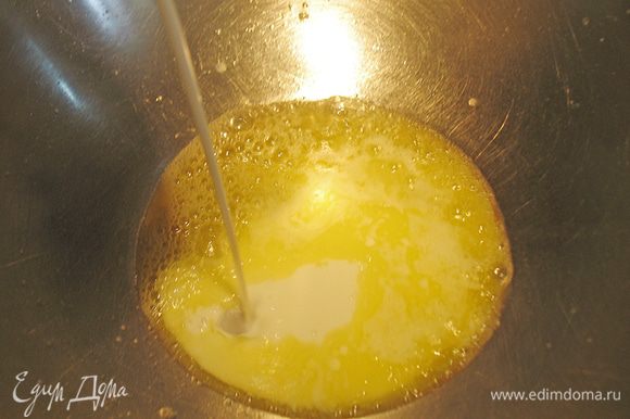 Миску со сливочным маслом поставить на огонь и растопить. В масло влить 200 г молока.